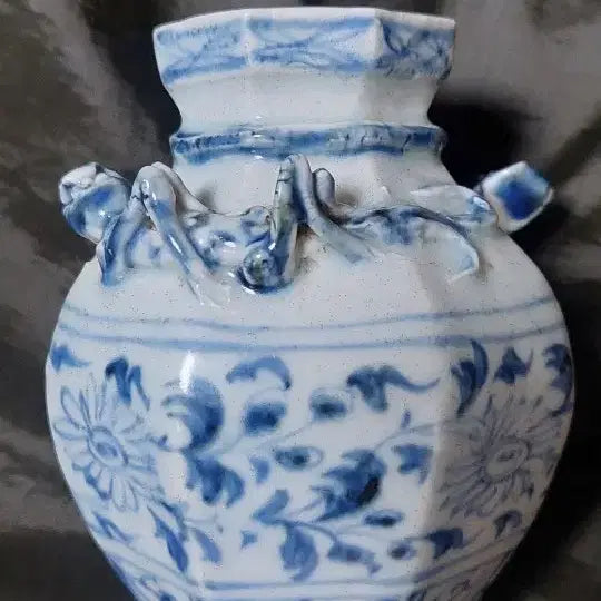 [BUNJANG] Yuan Dynasty Celadon Porcelain Eight-Sided Vase with Dragon and Auspicious Cloud Decoration / 원 청화백자 팔릉양이소병