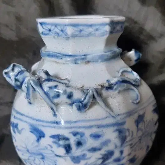 [BUNJANG] Yuan Dynasty Celadon Porcelain Eight-Sided Vase with Dragon and Auspicious Cloud Decoration / 원 청화백자 팔릉양이소병