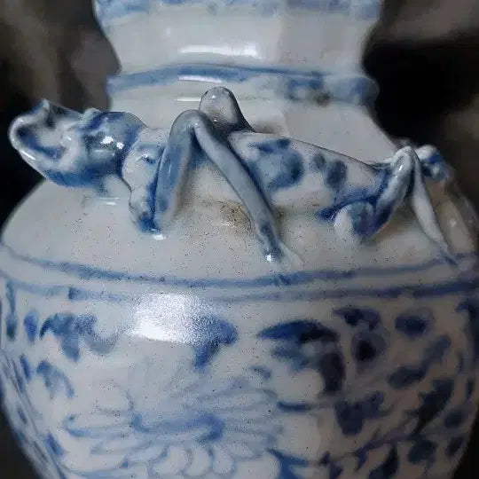 [BUNJANG] Yuan Dynasty Celadon Porcelain Eight-Sided Vase with Dragon and Auspicious Cloud Decoration / 원 청화백자 팔릉양이소병