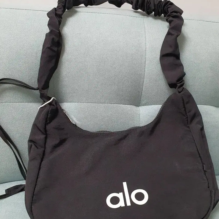 [BUNJANG] Alo Yoga Shirring Shoulder Bag Black / 새거 알로 요가 셔링 숄더백 블랙 알로가방 알로크로스백 알로호보백