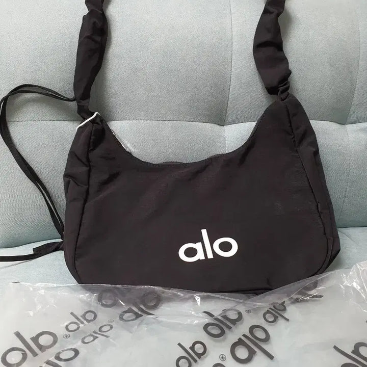 [BUNJANG] Alo Yoga Shirring Shoulder Bag Black / 새거 알로 요가 셔링 숄더백 블랙 알로가방 알로크로스백 알로호보백