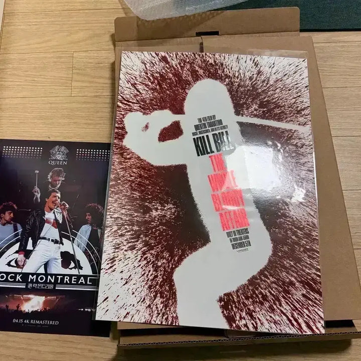 [BUNJANG] Kill Bill Bloody Poster &amp; Badge Set / 킬빌 더홀블러디어페어 3주차블러디 포스터 뱃지쿠엔틴타란티노Killbill