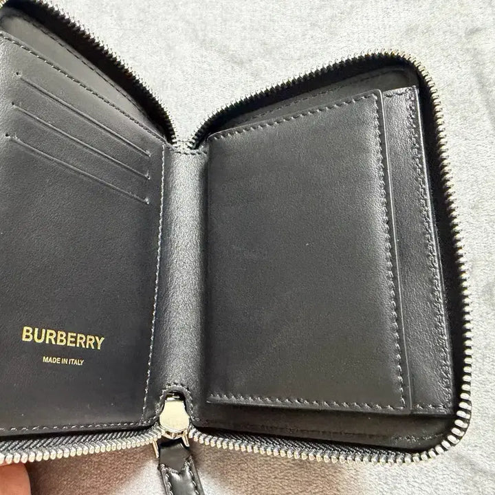 [BUNJANG] Burberry Passport Burgundy Leather Zip-Around Wallet / 버버리 남여공용 "패스포트" 버건디 레더 지퍼 어라운드 지갑(희귀아이템)