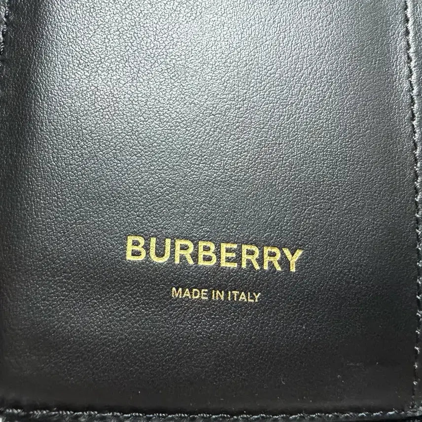 [BUNJANG] Burberry Passport Burgundy Leather Zip-Around Wallet / 버버리 남여공용 "패스포트" 버건디 레더 지퍼 어라운드 지갑(희귀아이템)