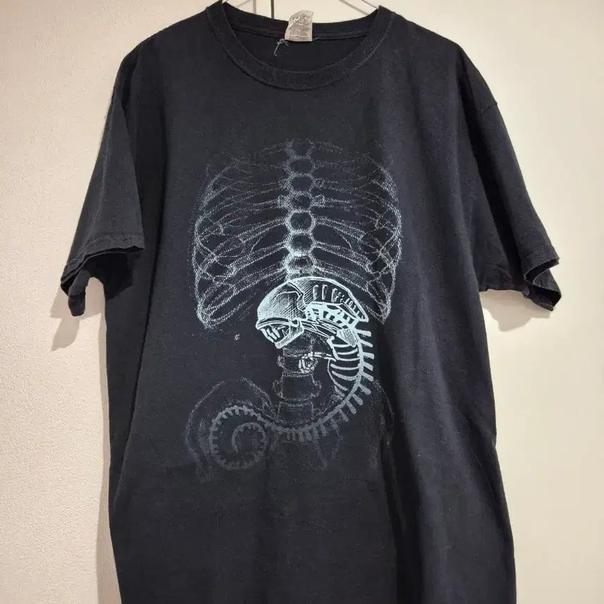 [BUNJANG] 2000s Alien X-Ray American Vintage T-Shirt Size 105 / 00s 에일리언 엑스레이 미국빈티지 티셔츠 사이즈 105