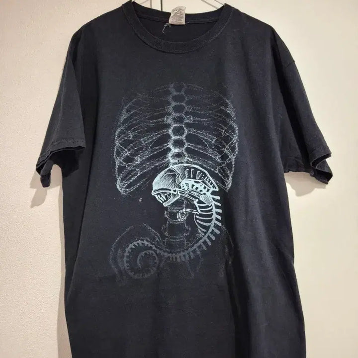 [BUNJANG] 2000s Alien X-Ray American Vintage T-Shirt Size 105 / 00s 에일리언 엑스레이 미국빈티지 티셔츠 사이즈 105