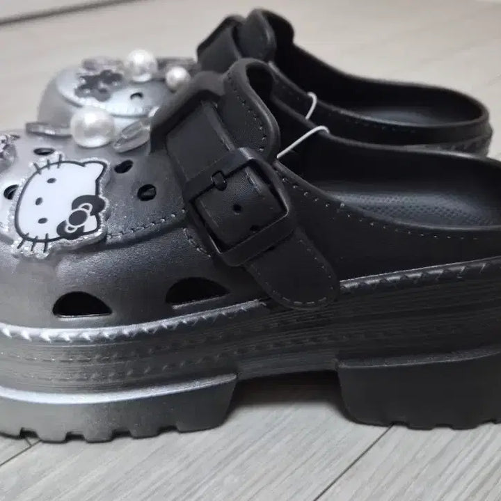 [BUNJANG] Hello Kitty Platform Sandals with Jibbitz (240) / 헬로키티 통굽 샌들 키높이 슬리퍼 키티 지비츠 240 새상품
