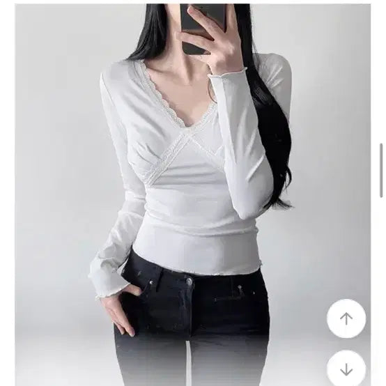 [SOLD OUT] 에린 브이넥 레이스 티셔츠 긴팔 새상품 에이블리교신가능