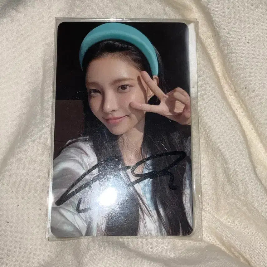 [BUNJANG] ILLIT Yoona Signed Photocard / 아일릿 윤아 싸인 포카