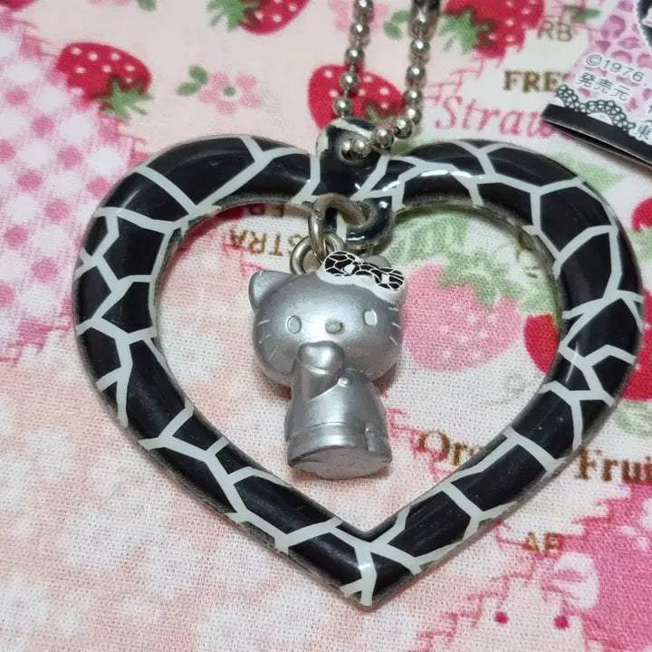 [BUNJANG] Vintage Animal Keychain: Giraffe Pattern Kitty Heart Strap / 애니멀 키체인 고전 기린 무늬 키티 하트 스트랩