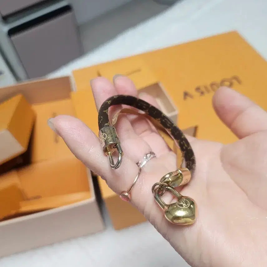 [BUNJANG] Louis Vuitton Monogram Heart Charm Bracelet (Box Included) / 루이비통 정품 모노그램 하트 참 팔찌 (박스O)