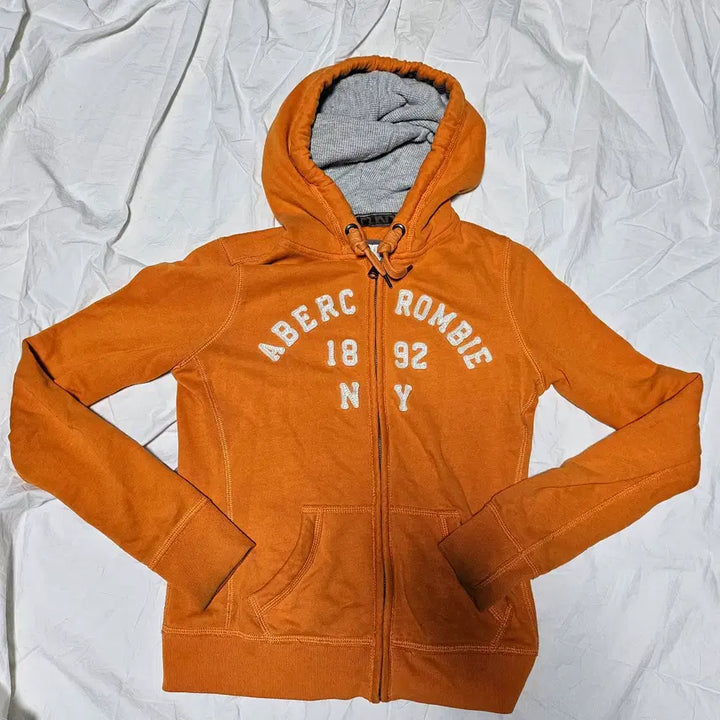 [SOLD OUT] 아베크롬비 딱붙핏 핀터깔 y2k 아치로고 자수 후드집업 오렌지 S