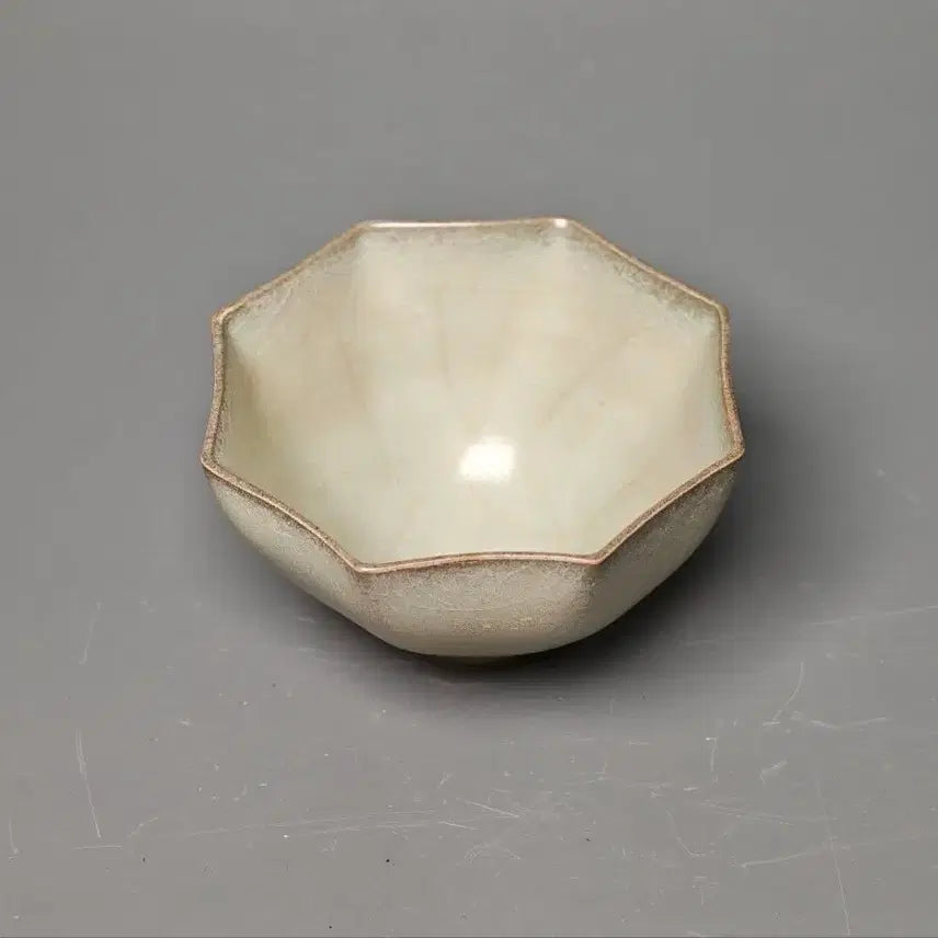 [BUNJANG] Chinese Qing Dynasty Early Longquan Celadon Eight-Petal Flower Rimmed Cup / [진품] 청나라 초기 용천요 팔능화구 잔 중국도자기 골동품 수집품