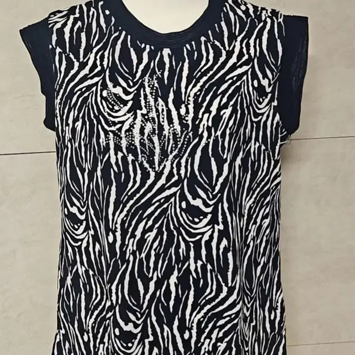 [BUNJANG] Leopard Print Sleeveless Blouse &amp; Linen Chiffon T-Shirt Bundle Set / 호피 무늬 나시 블라우스 + 린넨 쉬폰 티셔츠(일괄)