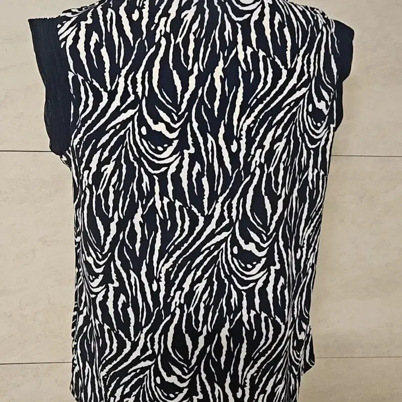 [BUNJANG] Leopard Print Sleeveless Blouse &amp; Linen Chiffon T-Shirt Bundle Set / 호피 무늬 나시 블라우스 + 린넨 쉬폰 티셔츠(일괄)