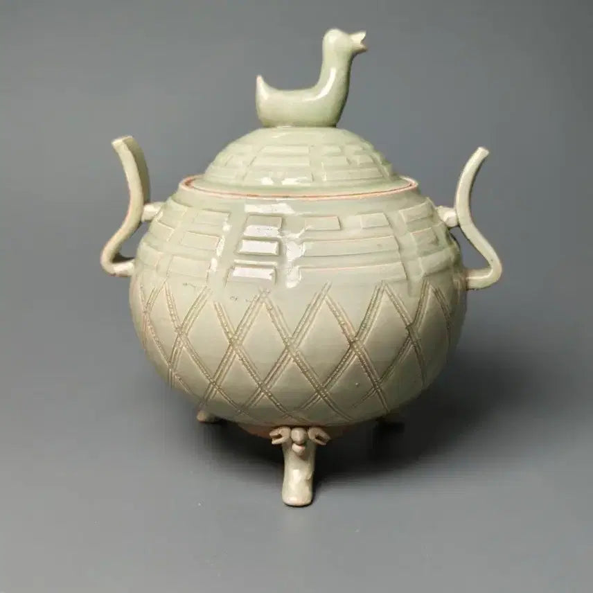 [BUNJANG] Yuan Dynasty Celadon Gwaemun Tripod Incense Burner / [진품] 원나라 시기 출토품 청자 괘문 삼족향로 중국도자기 골동품 수집품