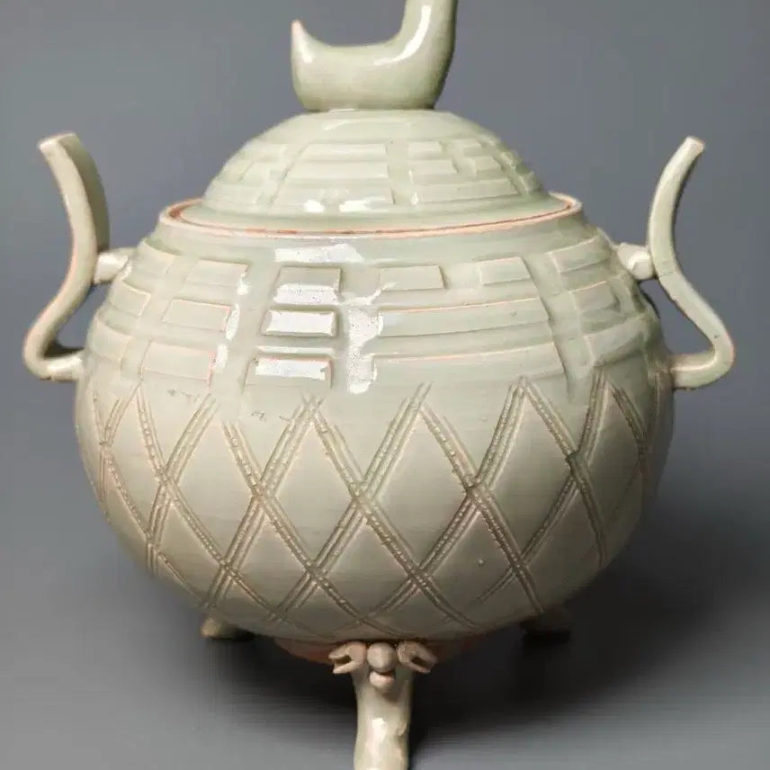 [BUNJANG] Yuan Dynasty Celadon Gwaemun Tripod Incense Burner / [진품] 원나라 시기 출토품 청자 괘문 삼족향로 중국도자기 골동품 수집품