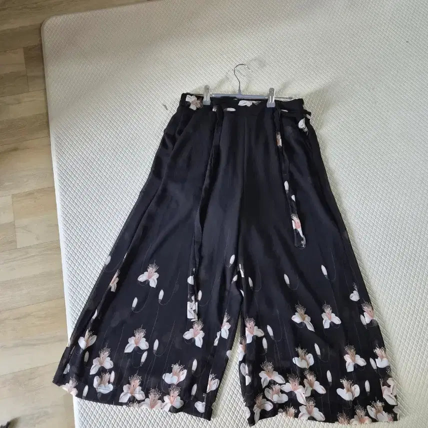 [BUNJANG] Floral Pattern Wide Pants Black / 플라워 패턴 와이드 팬츠 블랙