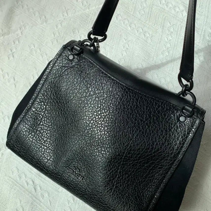 [BUNJANG] Coach All Black Leather Turnlock Shoulder Bag / Coach 올블랙 레더 턴락 숄더백
