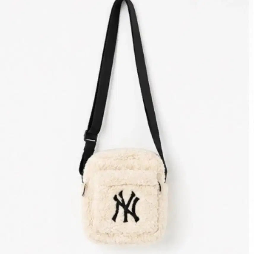 [BUNJANG] MLB New York Yankees Boa Fur Crossbody Bag Ivory / MLB 뉴욕 양키스 보아 털 크로스백 아이보리