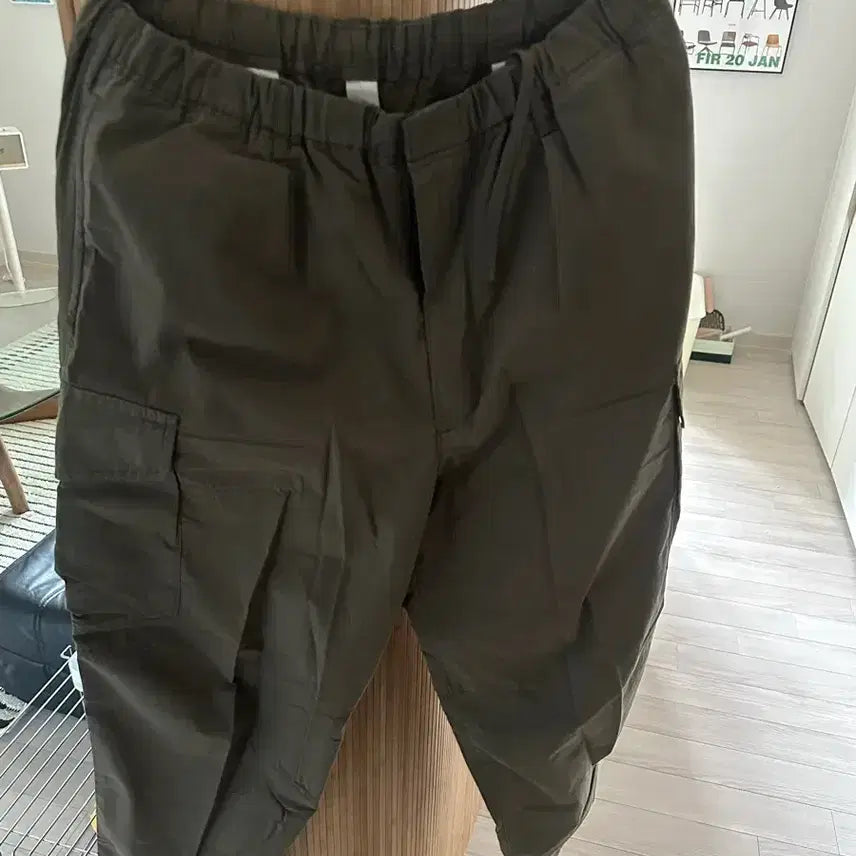 [BUNJANG] Uniqlo U Wide Fit Parachute Cargo Pants Olive L / 유니클로U 와이드핏 파라슈트 카고팬츠 올리브 L