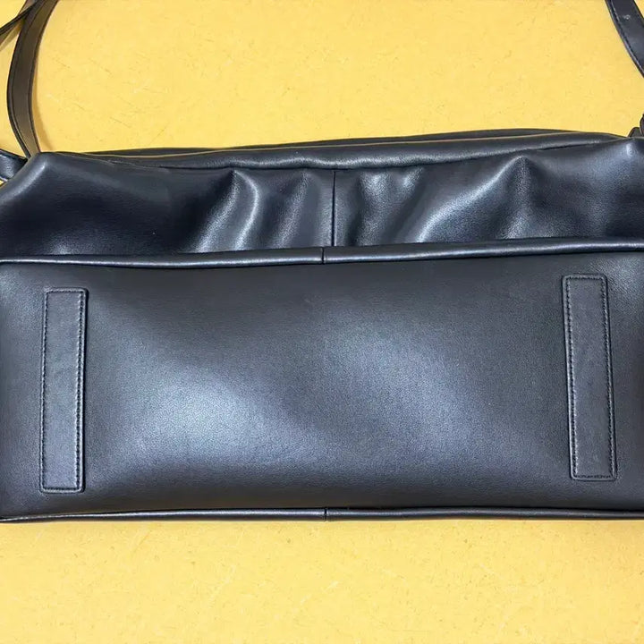 [BUNJANG] Hoze Mold Black Bag (Day6 Dowoon Bag) / 호재 몰드 블랙 (데이식스 도운 가방)