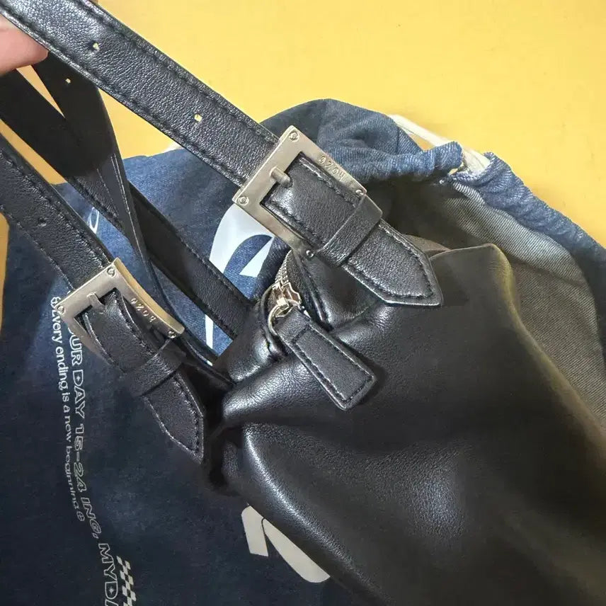 [BUNJANG] Hoze Mold Black Bag (Day6 Dowoon Bag) / 호재 몰드 블랙 (데이식스 도운 가방)