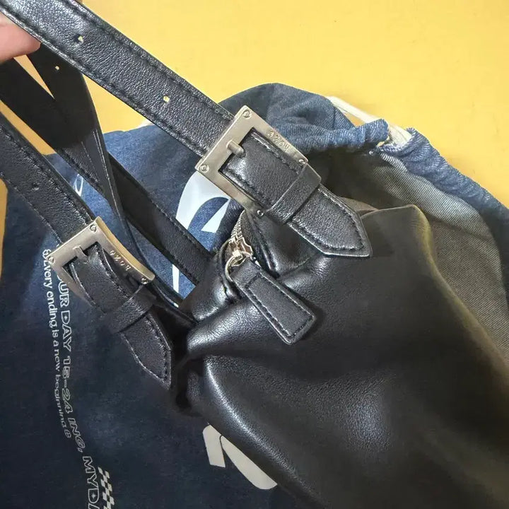 [BUNJANG] Hoze Mold Black Bag (Day6 Dowoon Bag) / 호재 몰드 블랙 (데이식스 도운 가방)