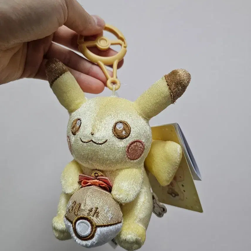 [BUNJANG] Pokemon 30th Anniversary Golden Pikachu Plush &amp; Keychain Set / 포켓몬 30주년 황금피카츄 인형, 키링 세트
