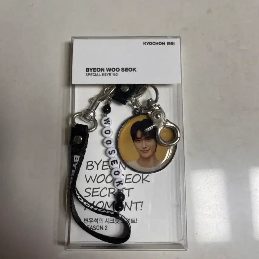 [BUNJANG] Byun Woo-seok Kyochon Chicken Keyring &amp; Ediya Bromide Poster Set / [새상품] 변우석 굿즈 교촌치킨 키링 / 이디야 브로마이드 포스터