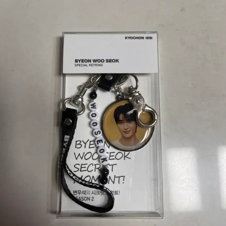 [BUNJANG] Byun Woo-seok Kyochon Chicken Keyring &amp; Ediya Bromide Poster Set / [새상품] 변우석 굿즈 교촌치킨 키링 / 이디야 브로마이드 포스터