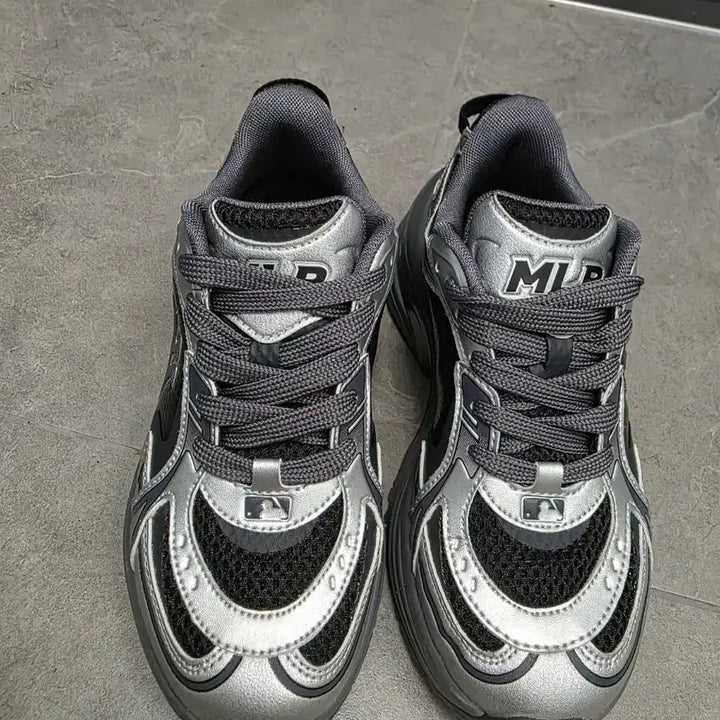 [BUNJANG] MLB New York Yankees Enamel Curve Runner Sneakers / MLB 커브 러너 에나멜 뉴욕 양키스 운동화 225mm 사이즈