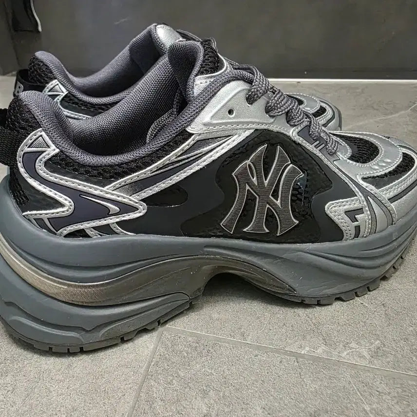 [BUNJANG] MLB New York Yankees Enamel Curve Runner Sneakers / MLB 커브 러너 에나멜 뉴욕 양키스 운동화 225mm 사이즈