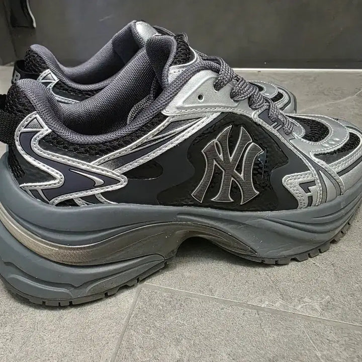 [BUNJANG] MLB New York Yankees Enamel Curve Runner Sneakers / MLB 커브 러너 에나멜 뉴욕 양키스 운동화 225mm 사이즈