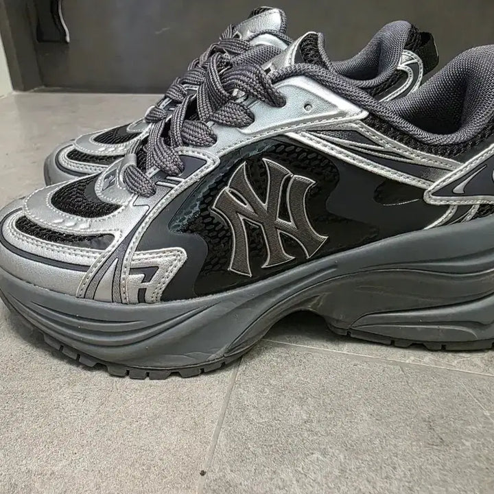 [BUNJANG] MLB New York Yankees Enamel Curve Runner Sneakers / MLB 커브 러너 에나멜 뉴욕 양키스 운동화 225mm 사이즈