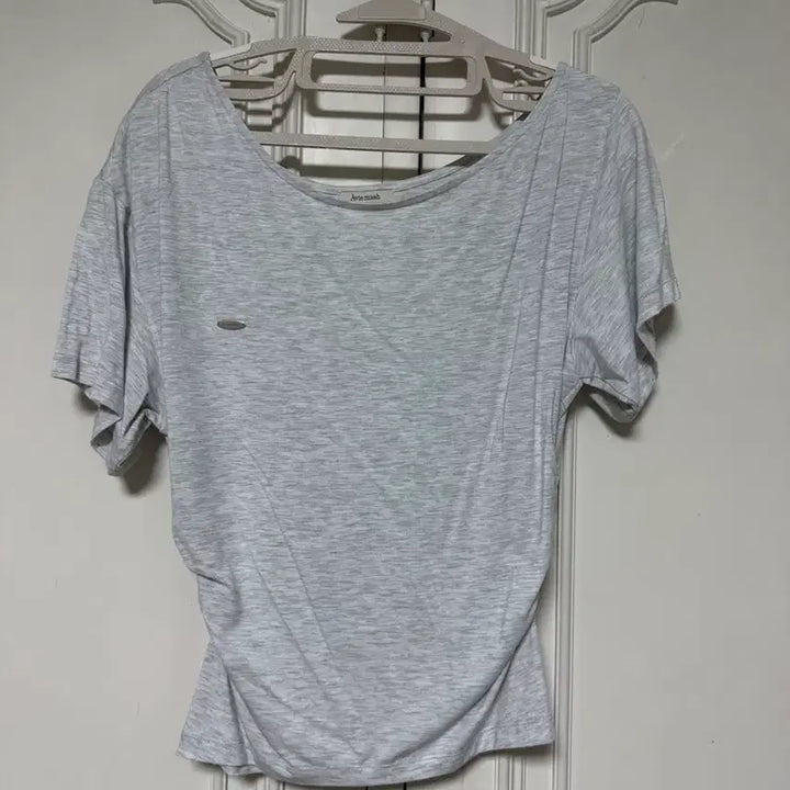 [BUNJANG] Abra Mo Ruchid Open Shoulder Top Short Sleeve T-Shirt / (새상품/가격 안 내려요)아비에무아 러치드 오픈 숄더 탑 반팔티