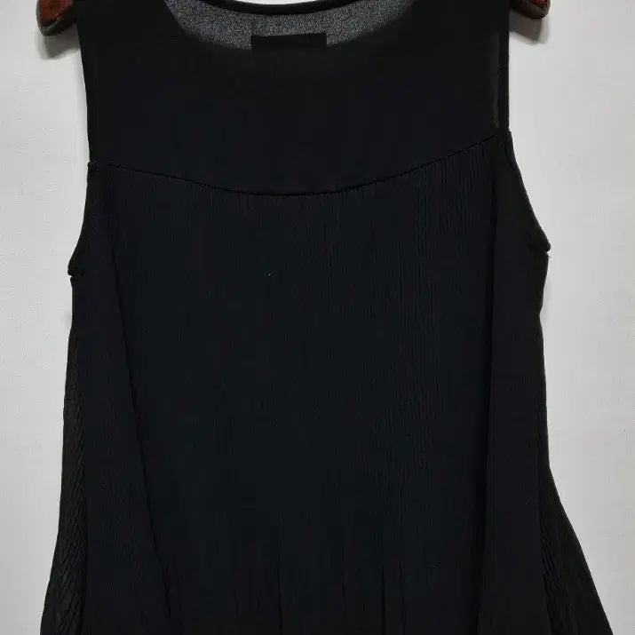 [BUNJANG] The IZZAT Black Pleated Sleeveless Top (Size 55-66) / 더아이잗 블랙 플리츠 민소매 탑 55~66