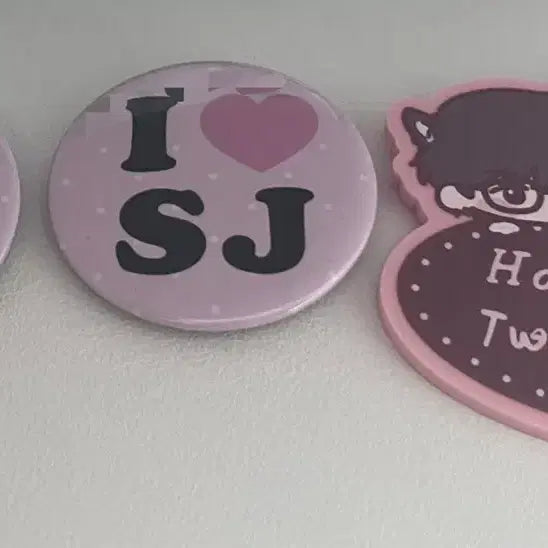 [BUNJANG] Happy Together Keychain &amp; SJ Badge Bundle Set / 해피투게더 키링, SJ뱃지 일괄 양도
