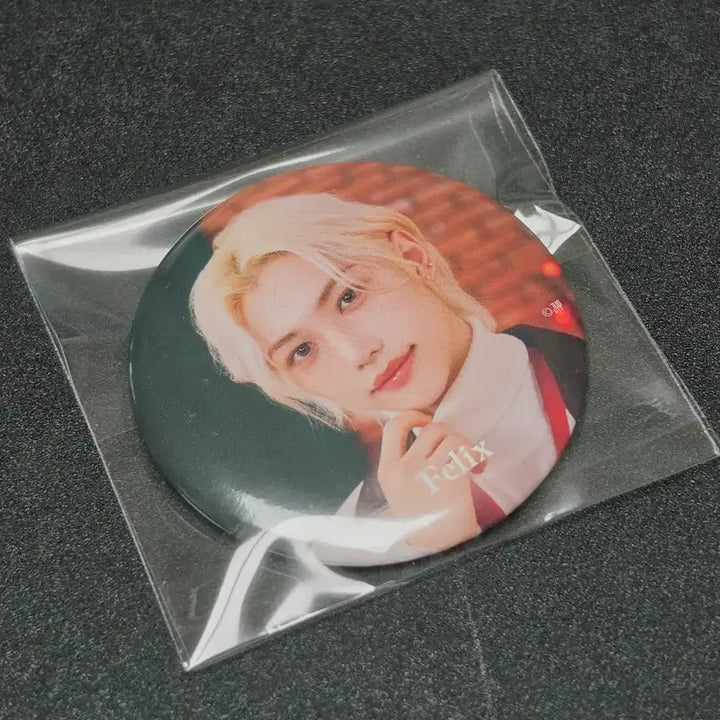 [BUNJANG] Stray Kids Felix Japan Christmas Can Badge / 개봉:))스트레이키즈 필릭스 일본 크리스마스 캔뱃지 핀버튼