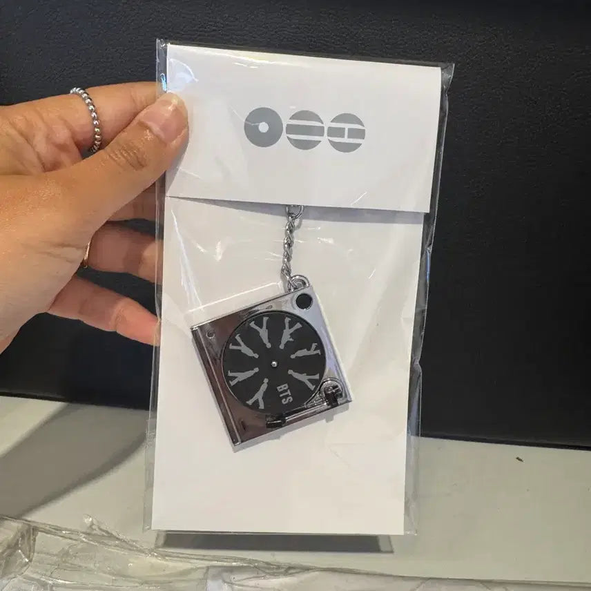[BUNJANG] BTS Turntable Keyring and Arirang Pop-Up Shopping Bag Set / BTS Turntable Keyring + 아리랑 POP UP 쇼핑백