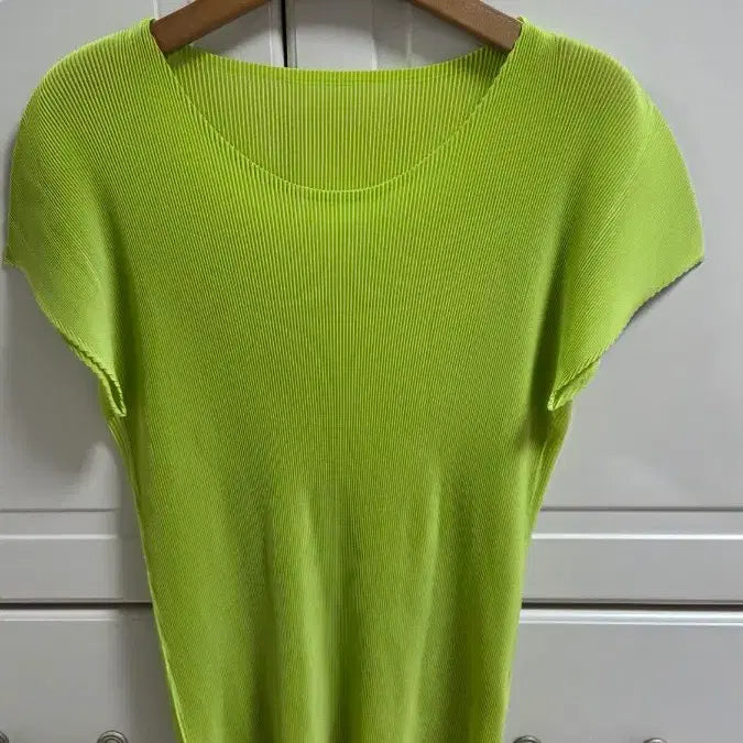 [BUNJANG] Pleats Please Lime Short Sleeve T-Shirt &amp; Blue-Black Pleated Pants Set / (3)플리츠플리즈 반팔티 라임색(덤 블루블랙플리츠팬츠)