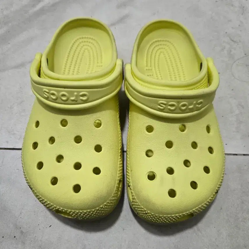 [SOLD OUT] 크록스 클래식 옐로우 w6(230)