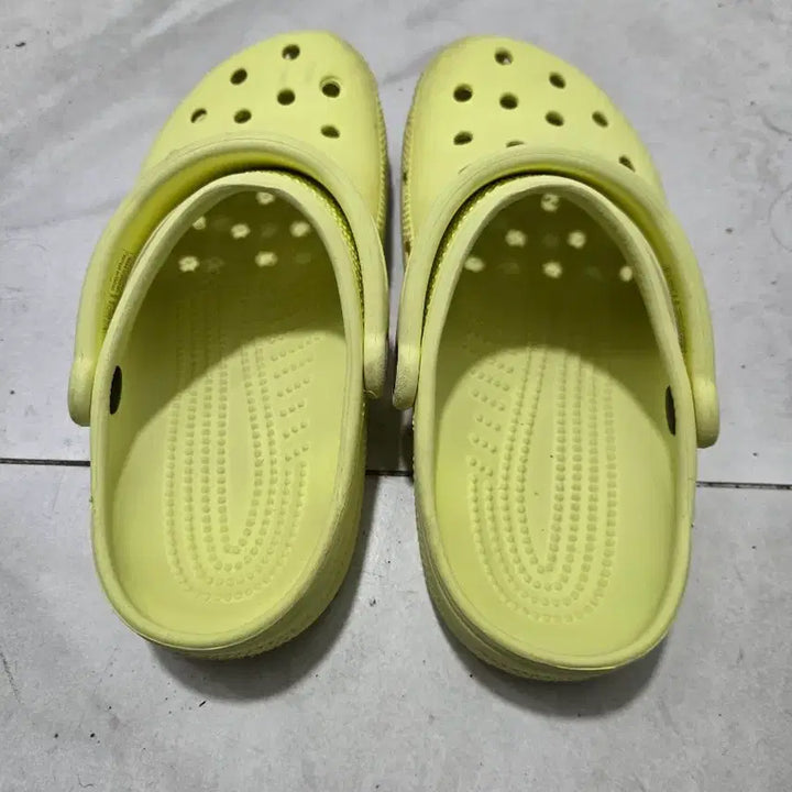 [SOLD OUT] 크록스 클래식 옐로우 w6(230)