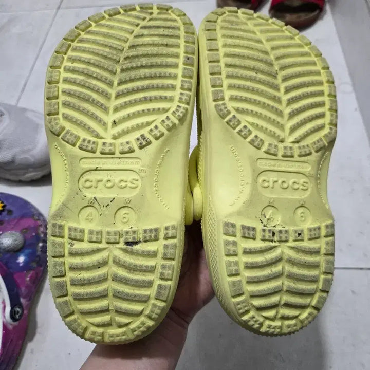 [SOLD OUT] 크록스 클래식 옐로우 w6(230)