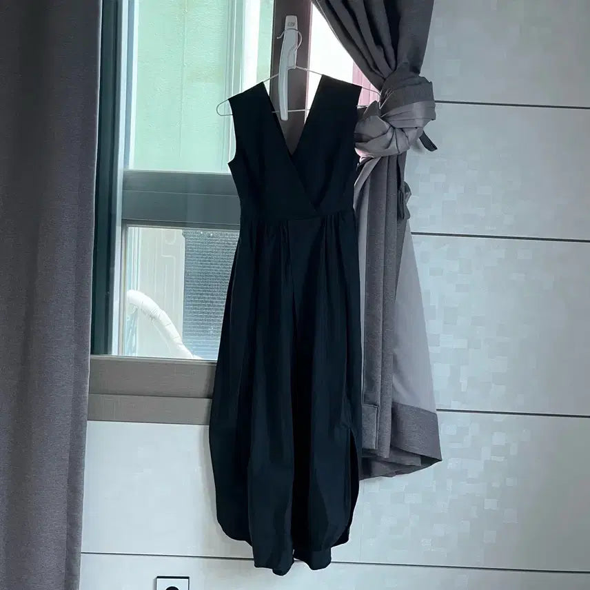 [SOLD OUT] cos v넥미디 원피스 32사이즈