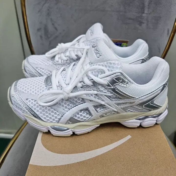 [BUNJANG] Asics Gel-Cumulus 16 White Silver Sneakers / 아식스 젤 큐물러스16