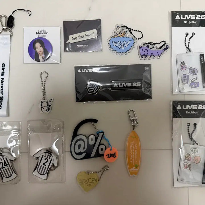 [BUNJANG] tripleS Official Merchandise Acrylic Keyrings, Badges, and Pins / 트리플에스 공식 MD 키링, 뱃지