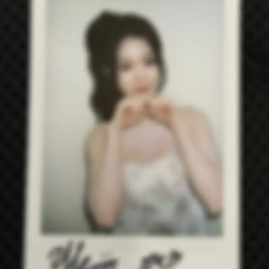 [BUNJANG] tripleS YooYeon Signed Polaroid / tripleS 트리플에스 공유빈 싸인 폴라로이드