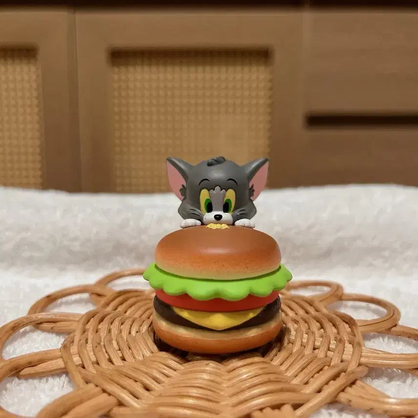 [BUNJANG] Tom &amp; Jerry "Nom Nom Hide and Seek" Series 3 Tom Hamburger Figure / 톰과 제리 냠냠 숨바꼭질 03 톰과제리 가챠 톰 햄버거피규어