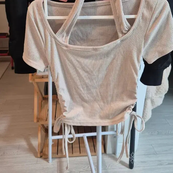 [BUNJANG] Backless Halter Crop T-Shirt - Beige / 크롭 티셔츠 베이지색 끈 셔링